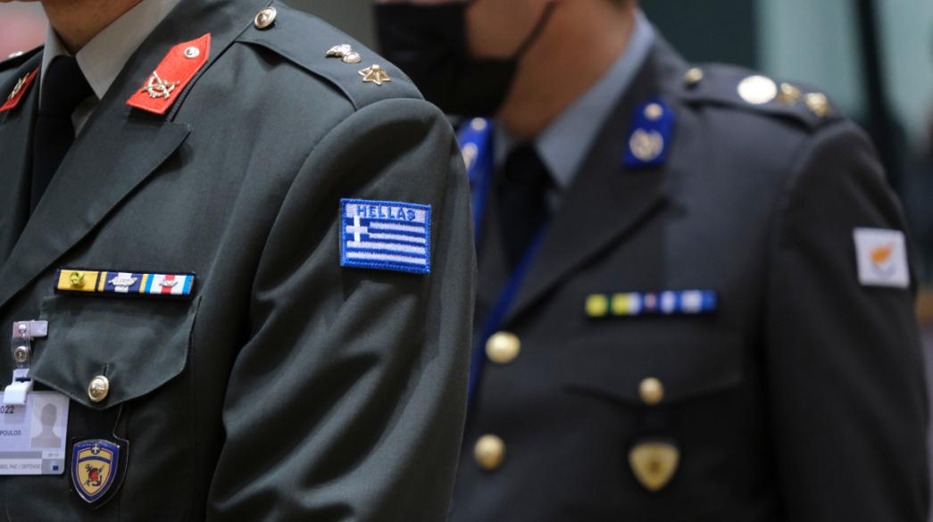 Έλληνας στρατιωτικός στολής