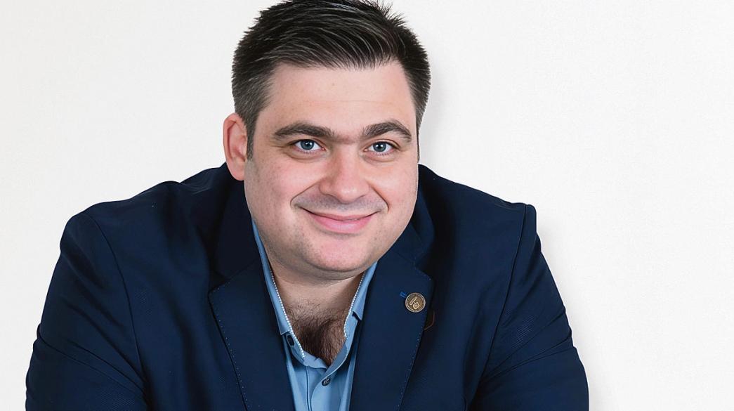 Γιάννης Βουτσινάς πορτρέτο