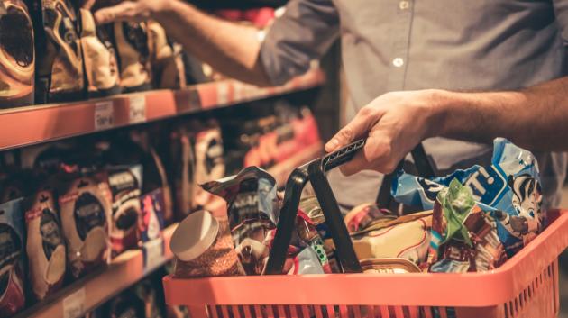 Άνδρας σε σούπερ μάρκετ