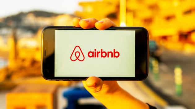 Λογότυπο Airbnb σε κινητό