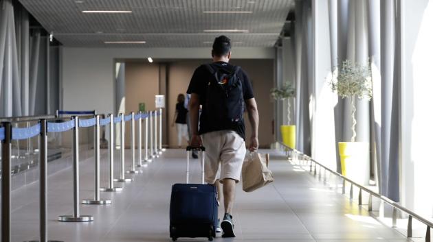 Ταξιδιώτης σε αεροδρόμιο