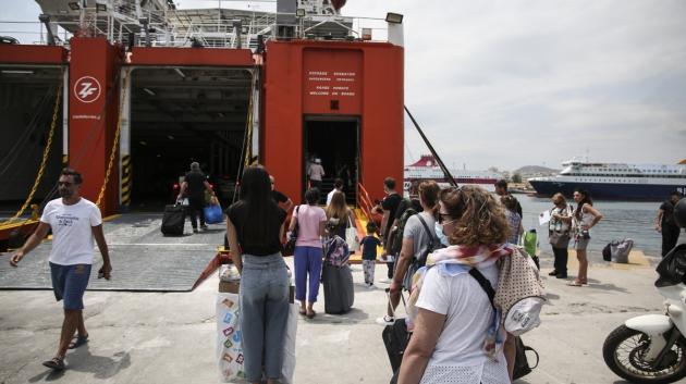 Επιβάτες σε πλοίο λιμάνι