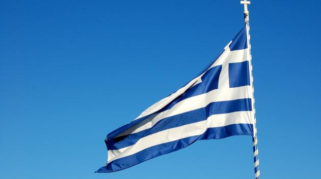 Ελληνική σημαία κυματίζει