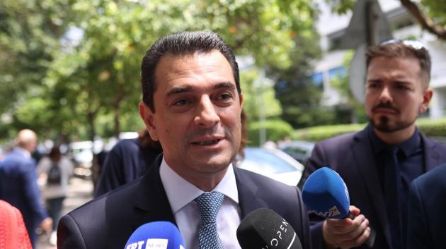 Κώστας Σκρέκας εξωτερικός χώρος