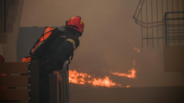 Πυροσβέστης σε πυρκαγιά