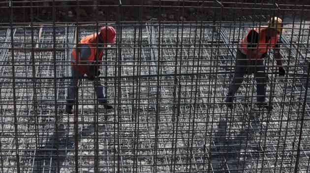 Εργάτες στα αντιπλημμυρικά έργα