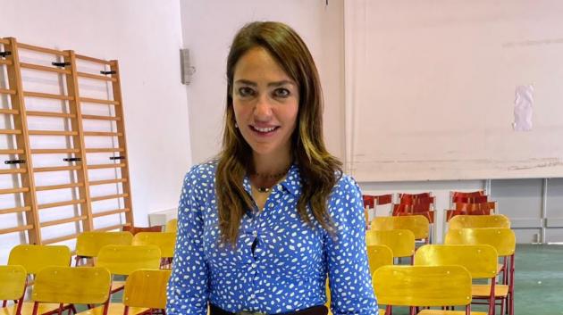 Γυναίκα σε σχολική αίθουσα