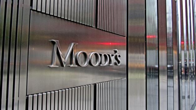 Λογότυπο Moody's σε μεταλλική πρόσοψη