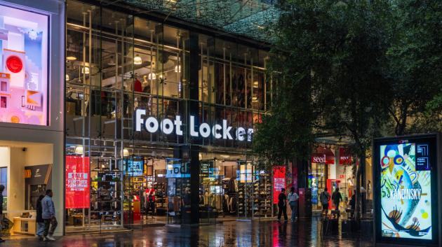 Κατάστημα Foot Locker βράδυ