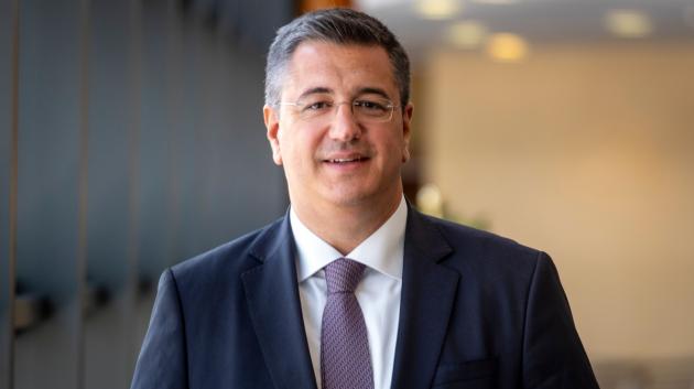 Απόστολος Τζιτζικώστας πορτρέτο