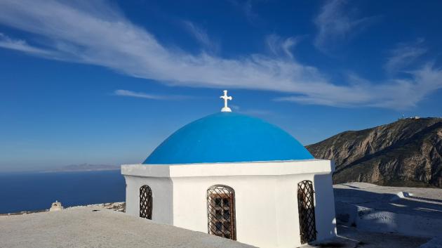 Εκκλησία με μπλε τρούλο