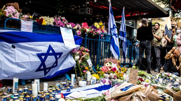 Ισραηλινή σημαία και λουλούδια