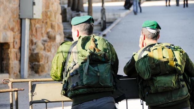 Στρατιώτες στη δυτική όχθη