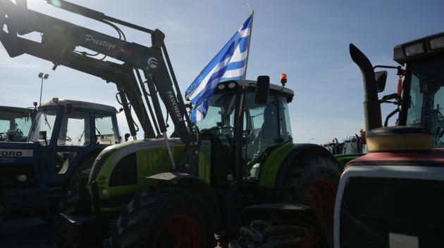 Τρακτέρ με ελληνική σημαία