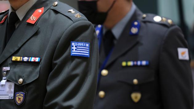 Έλληνας στρατιωτικός στολής