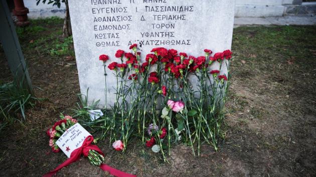 Μνημείο Πολυτεχνείου λουλούδια