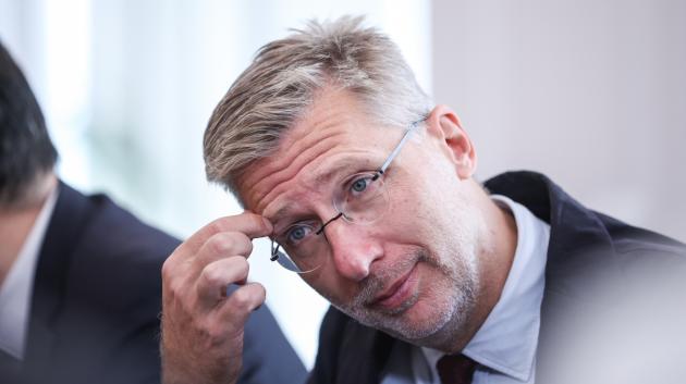 Άνδρας με γυαλιά σκέφτεται