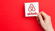 Λογότυπο Airbnb σε χέρι