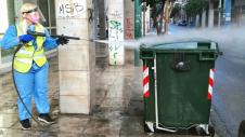 Καθαρίστρια στον δρόμο