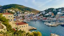 Λιμάνι Ύδρας με παραδοσιακά σπίτια