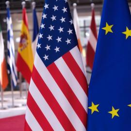 Σημαίες ΗΠΑ και ΕΕ