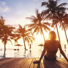 Γυναίκα σε τροπικό θέρετρο