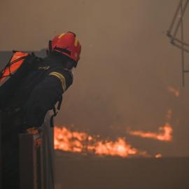 Πυροσβέστης σε πυρκαγιά