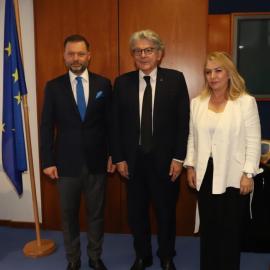 Ευρωπαίος αξιωματούχος και Έλληνες