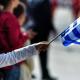 Παιδί με ελληνική σημαία